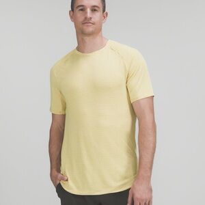 Lululemon Metal Vent Tech 2.0 Men’s Yellow T Shirt Size L